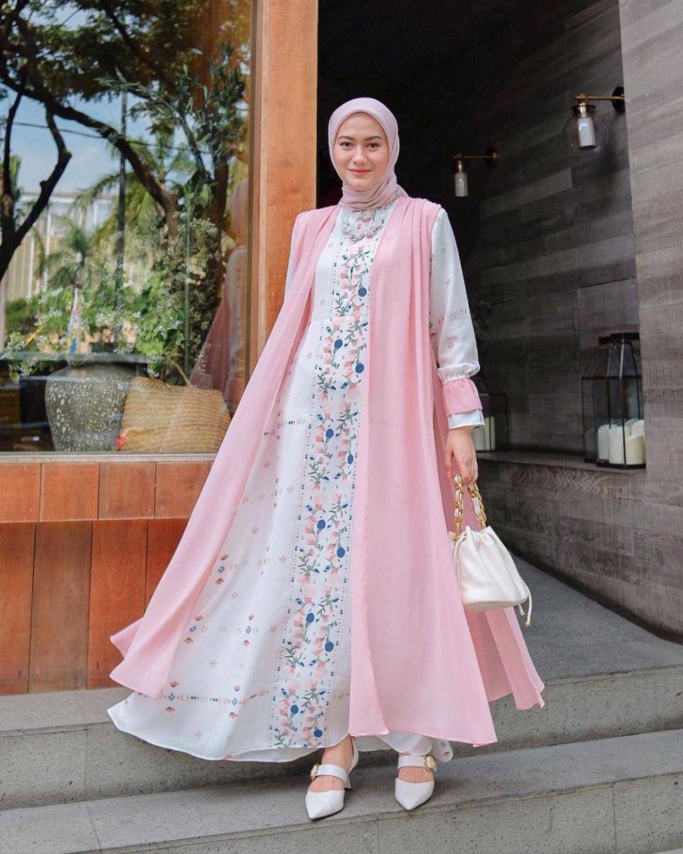 gaya OOTD kondangan ala selebgram hijab (instagram.com/kairissta)