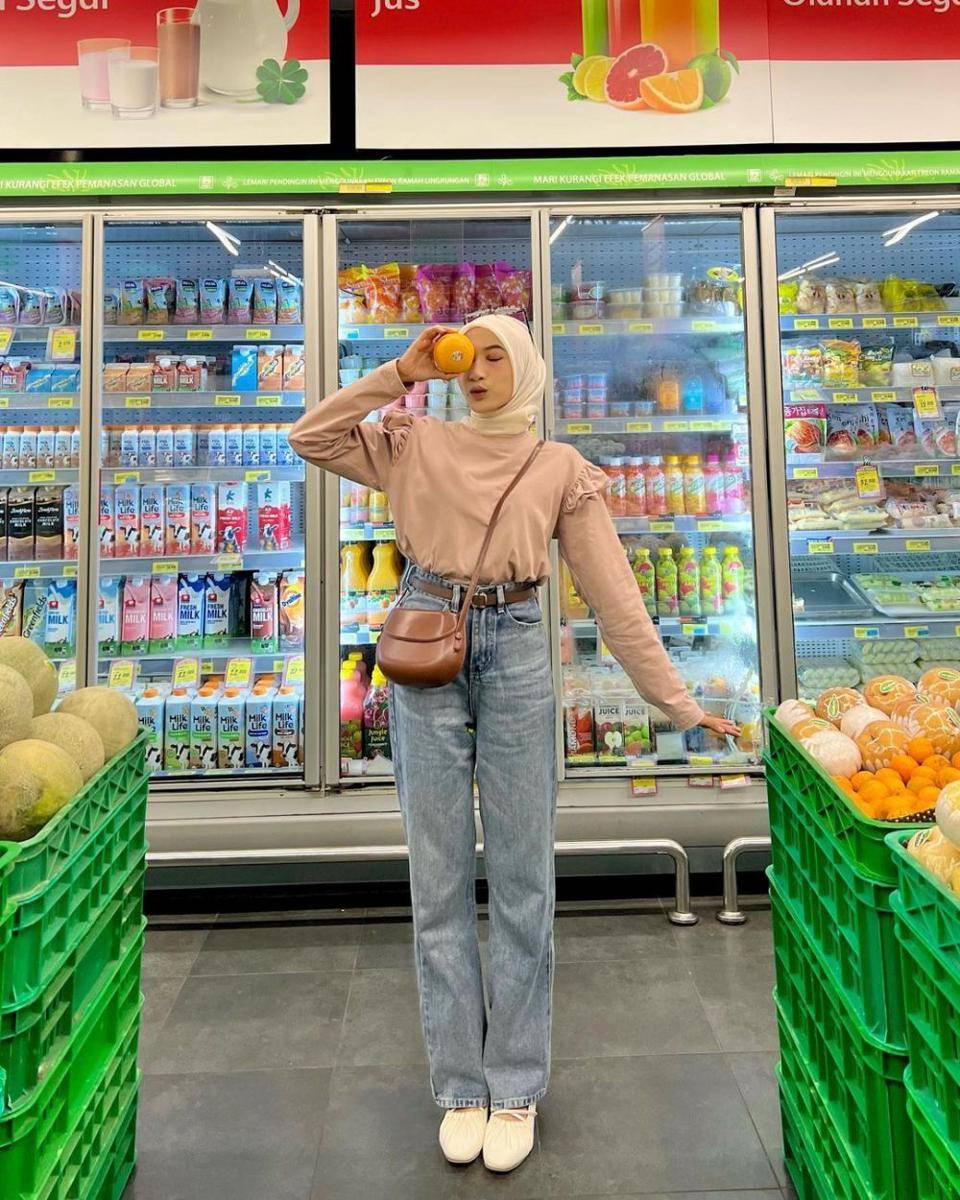inspirasi outfit untuk grocery shopping (instagram.com/rafikarahmaaa)