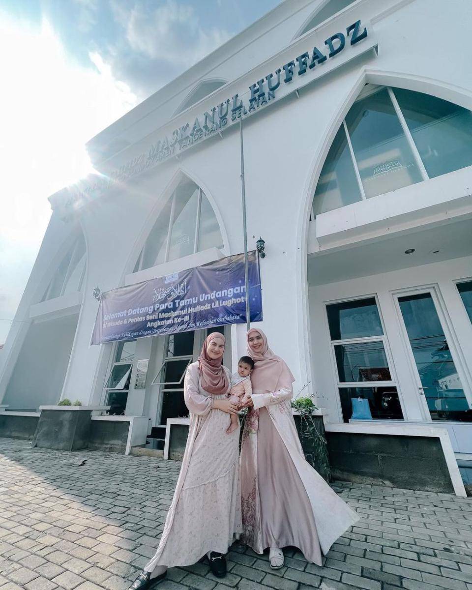 potret Irish Bella dan buah hati (instagram.com/okisetianadewi)