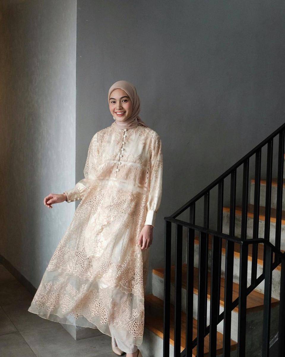 gaya OOTD kondangan ala selebgram hijab (instagram.com/alifaadelia)