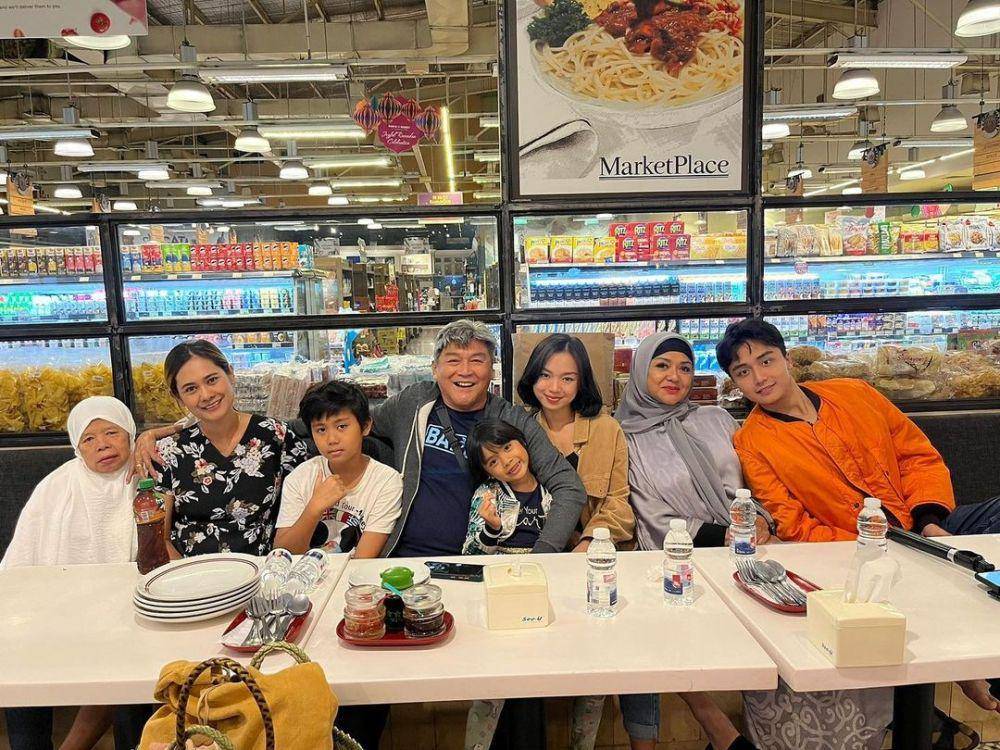 potret Betharia Sonata dan keluarga mantan suami (instagram.com/official.bethariasonata)