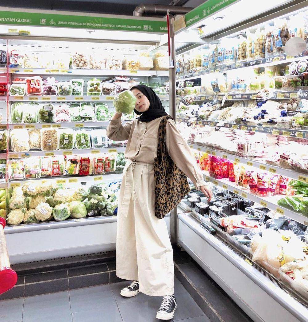 inspirasi outfit untuk grocery shopping (instagram.com/yurezalina)