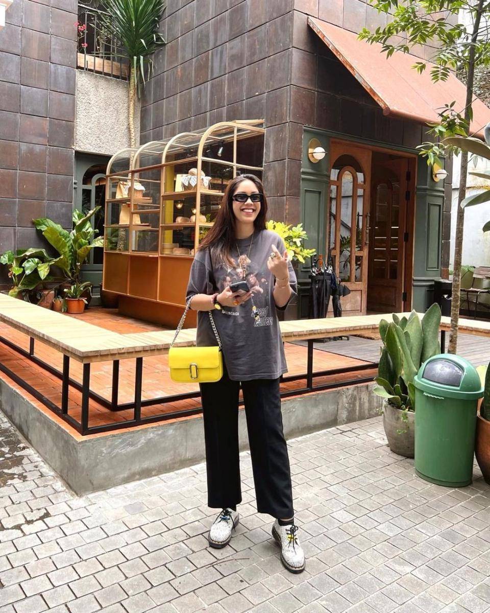 Outfit kasual ala Athena Thalita (instagram.com/athenathalia)