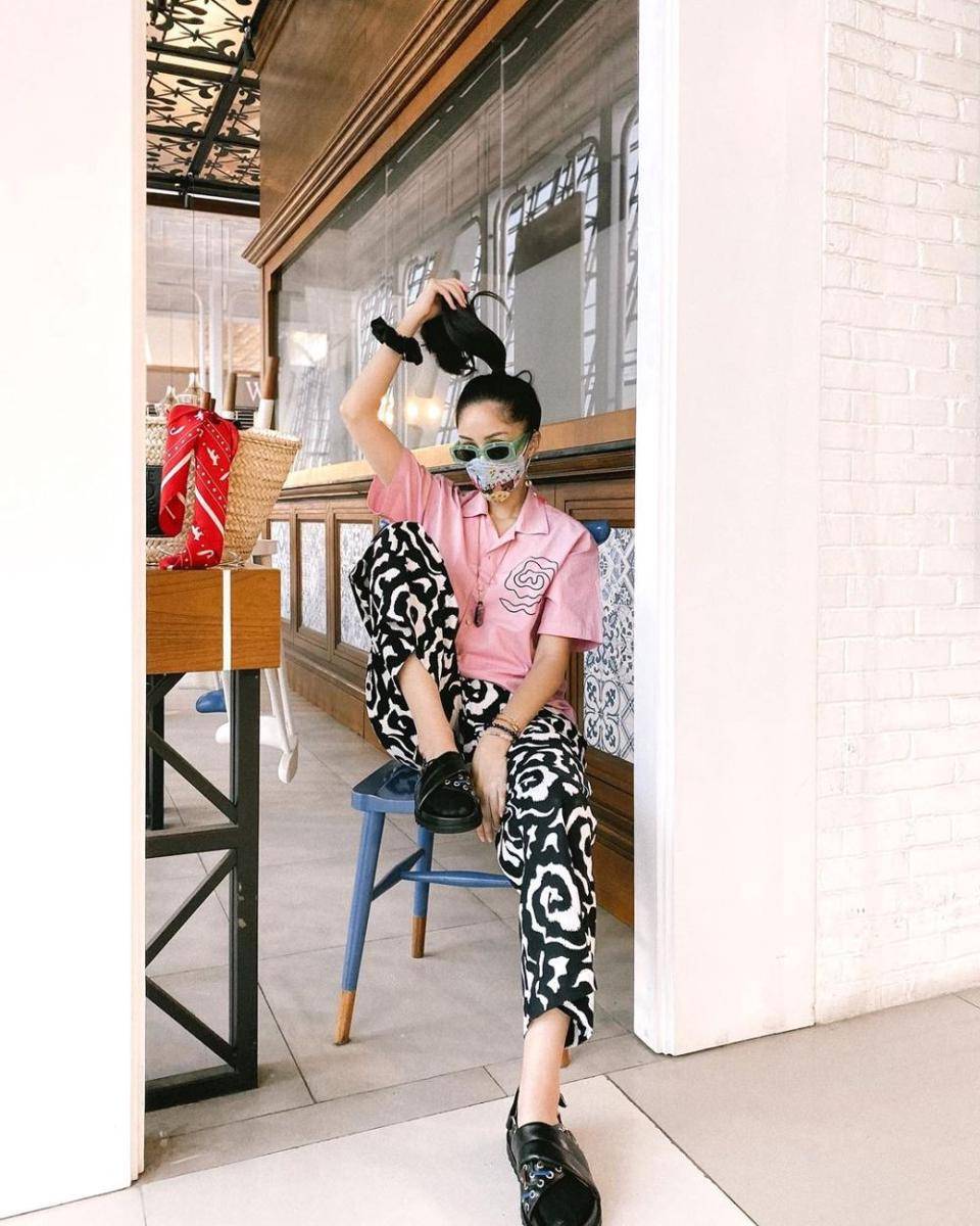 Outfit kasual ala Athena Thalita (instagram.com/athenathalia)