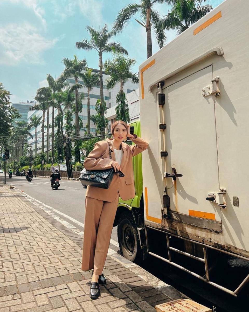 Office look ala Acha Sinaga (instagram.com/achasinaga)
