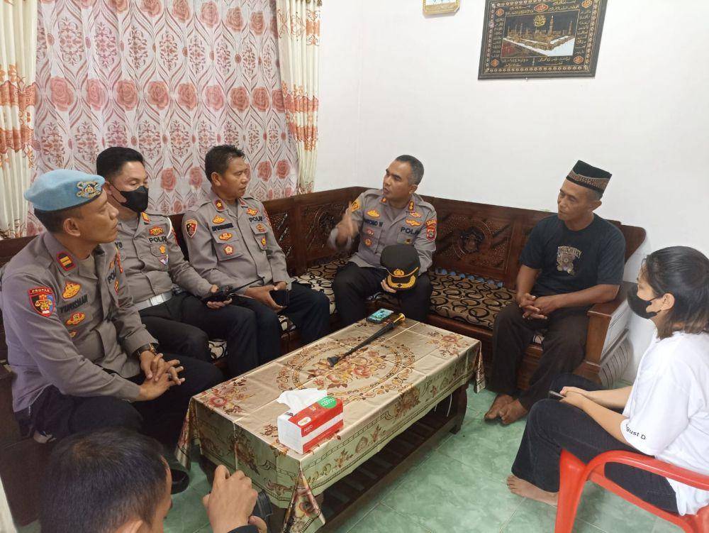 Kapolres Pesawaran AKBP Pratomo Widodo saat menyambangi kediaman para korban. (Dok. Polres Pesawaran).