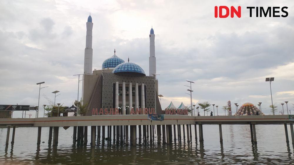 Masjid Amirul Mukminin di Kota Makassar. IDN Times/Asrhawi Muin