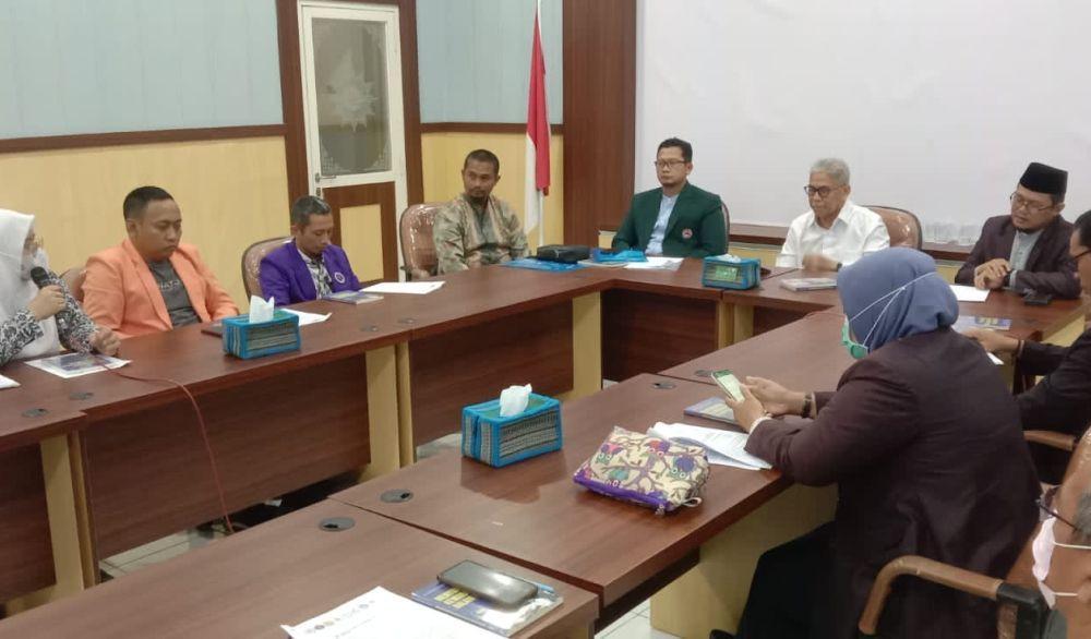 Anggota Komisi X DPR RI Prof. Zainudin Maliki saat menggelar pertemuan dengan tenaga medis di Lamongan. IDN Times/Imron