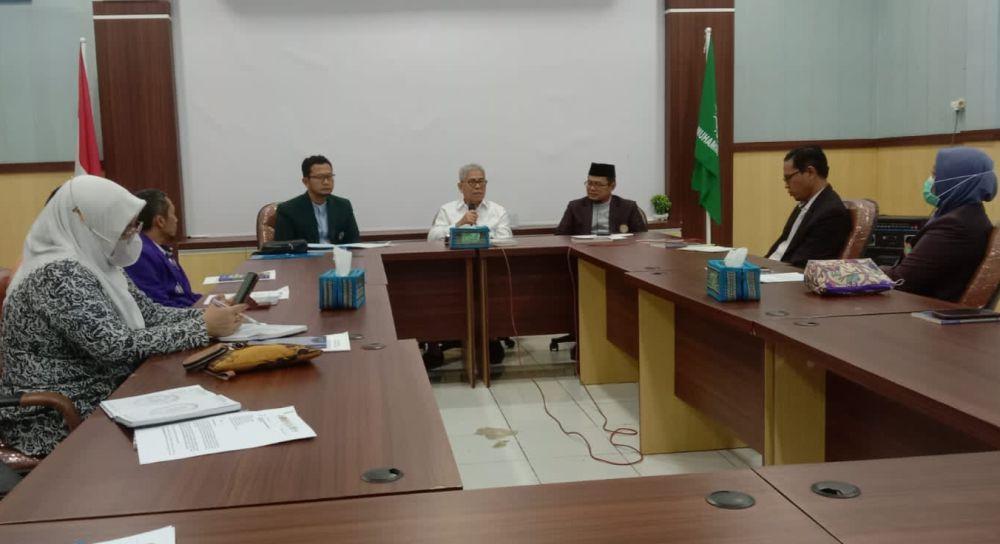 Anggota Komisi X DPR RI Prof. Zainudin Maliki saat menggelar pertemuan dengan tenaga medis di Lamongan. IDN Times/Imron