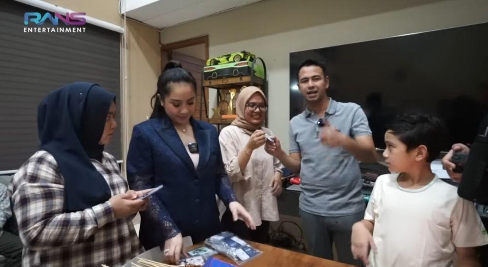 9 Potret Raffi Ahmad dan Nagita Bagi Emas untuk Karyawan Se-Andara!