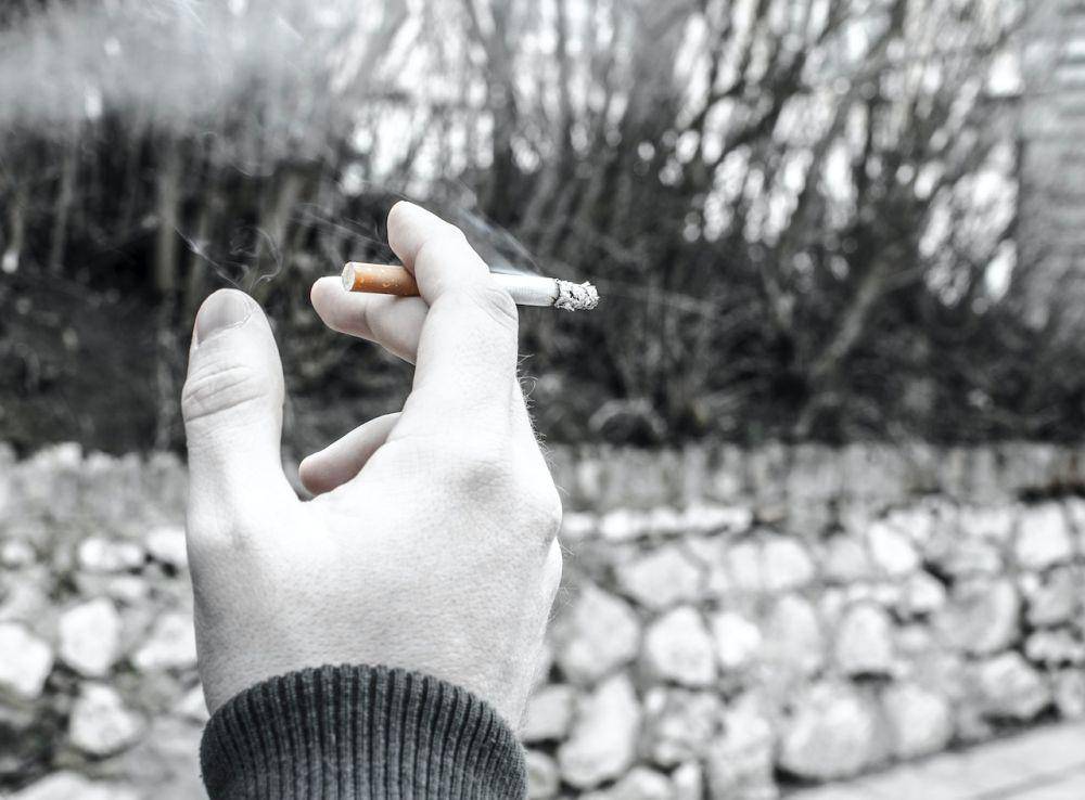 ilustrasi tangan memegang rokok (pexels.com/Lukas)