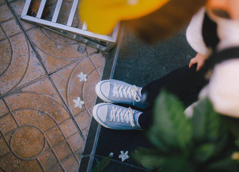 ilustrasi sneakers (pexels.com/id-id/@quynhlmph14759)