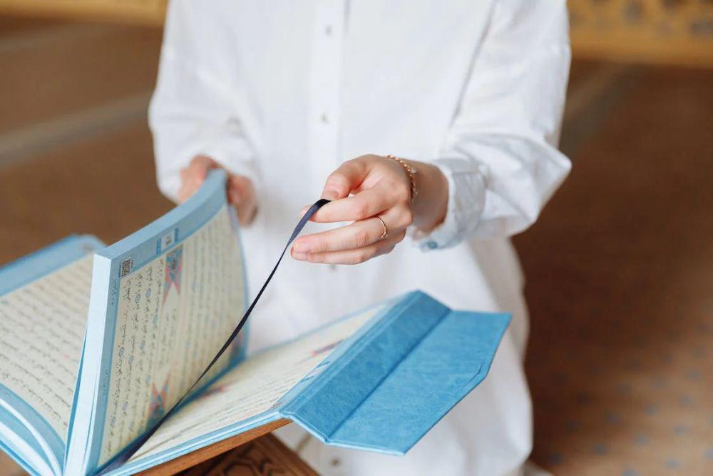 5 Manfaat Tadarus Al-Quran di Bulan Ramadan, Sebagai Pengobat Hati!