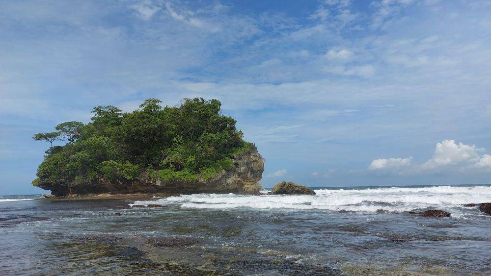 Pantai Madasari (unsplash.com/Rakha Aditya Nugraha)