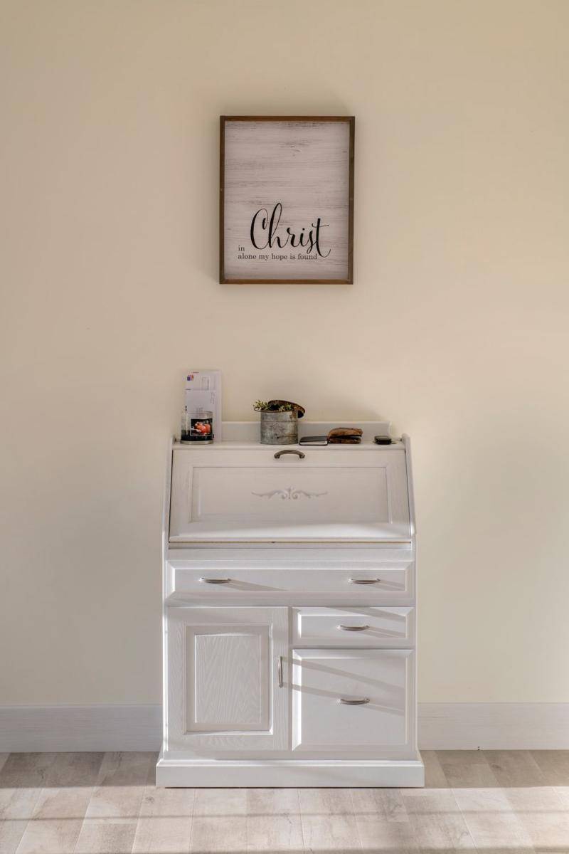 Sideboard (unsplash.com/Randy Fath)
