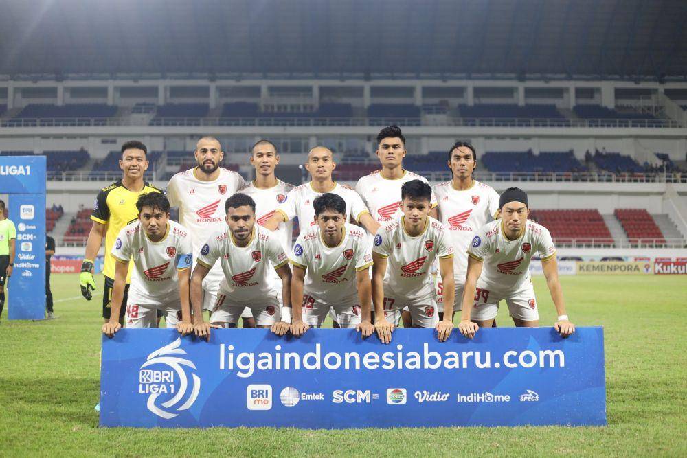 Para pemain PSM Makassar berpose jelang laga pekan ke-33 BRI Liga 1 2022-23 kontra PSIS Semarang yang berlangsung di Stadion Jatidiri Semarang, Kamis 6 April 2023. (Dok. Ofisial PSM Makassar/Agung Dewantara)