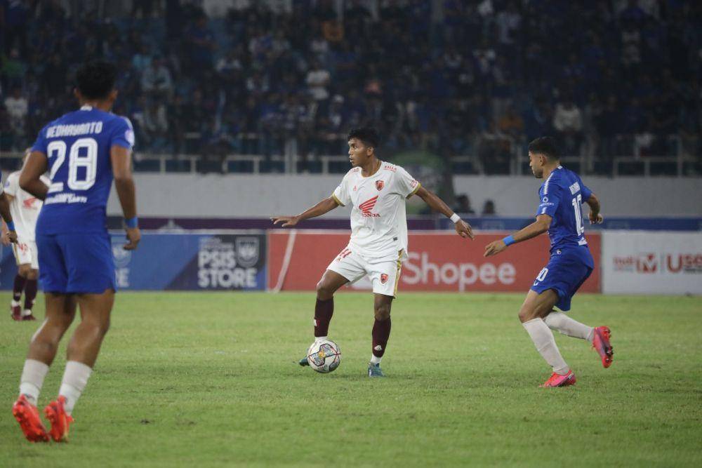 Salah satu momen laga pekan ke-33 BRI Liga 1 2022-23 antara PSIS Semarang versus PSM Makassar yang berlangsung di Stadion Jatidiri Semarang, Kamis 6 April 2023. (Dok. Ofisial PSM Makassar/Agung Dewantara)