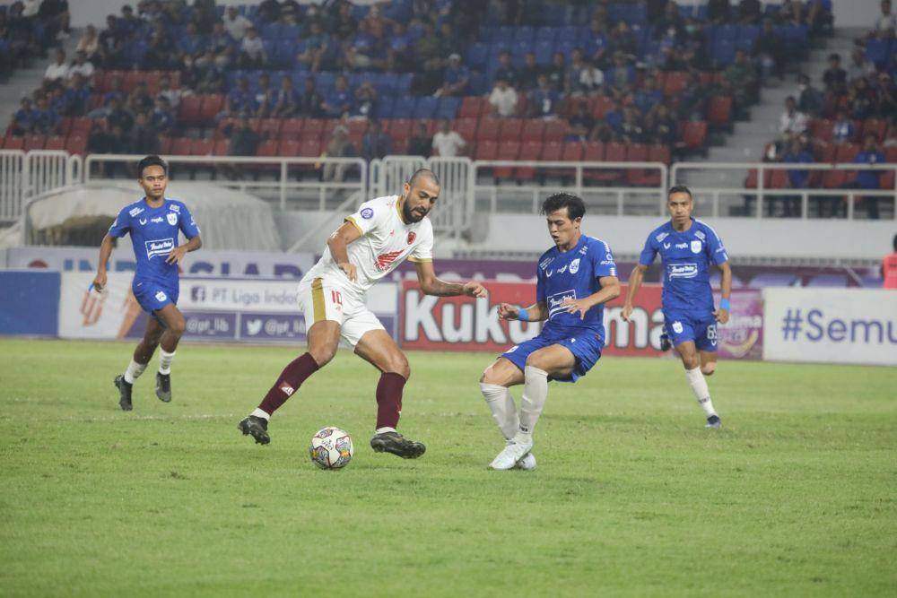 Salah satu momen laga pekan ke-33 BRI Liga 1 2022-23 antara PSIS Semarang versus PSM Makassar yang berlangsung di Stadion Jatidiri Semarang, Kamis 6 April 2023. (Dok. Ofisial PSM Makassar/Agung Dewantara)