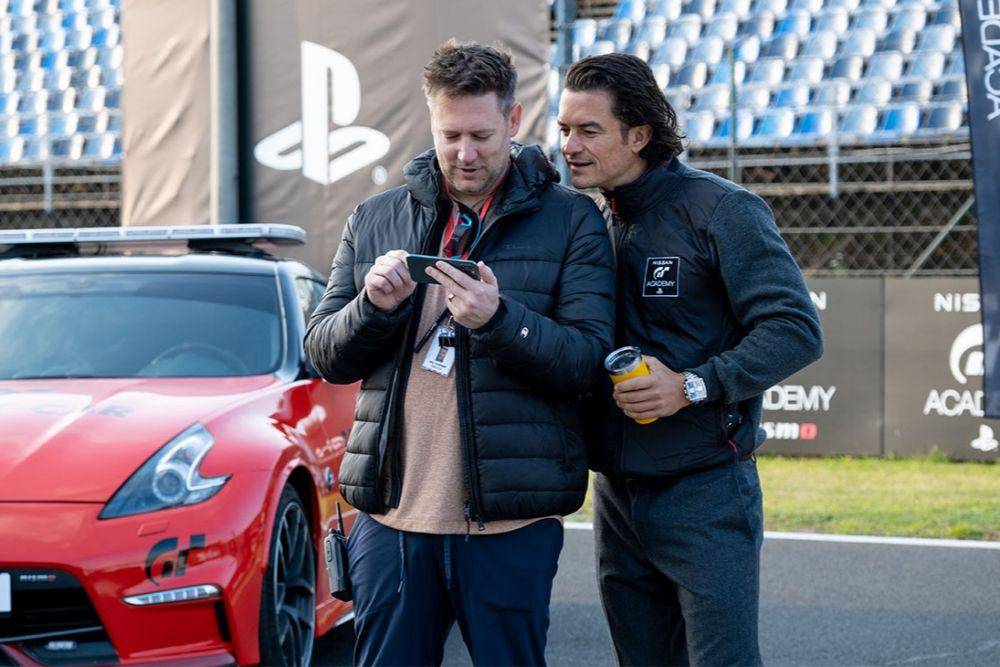Orlando Bloom (kanan) dalam BTS film Gran Turismo (dok. Columbia Pictures/Gran Turismo)