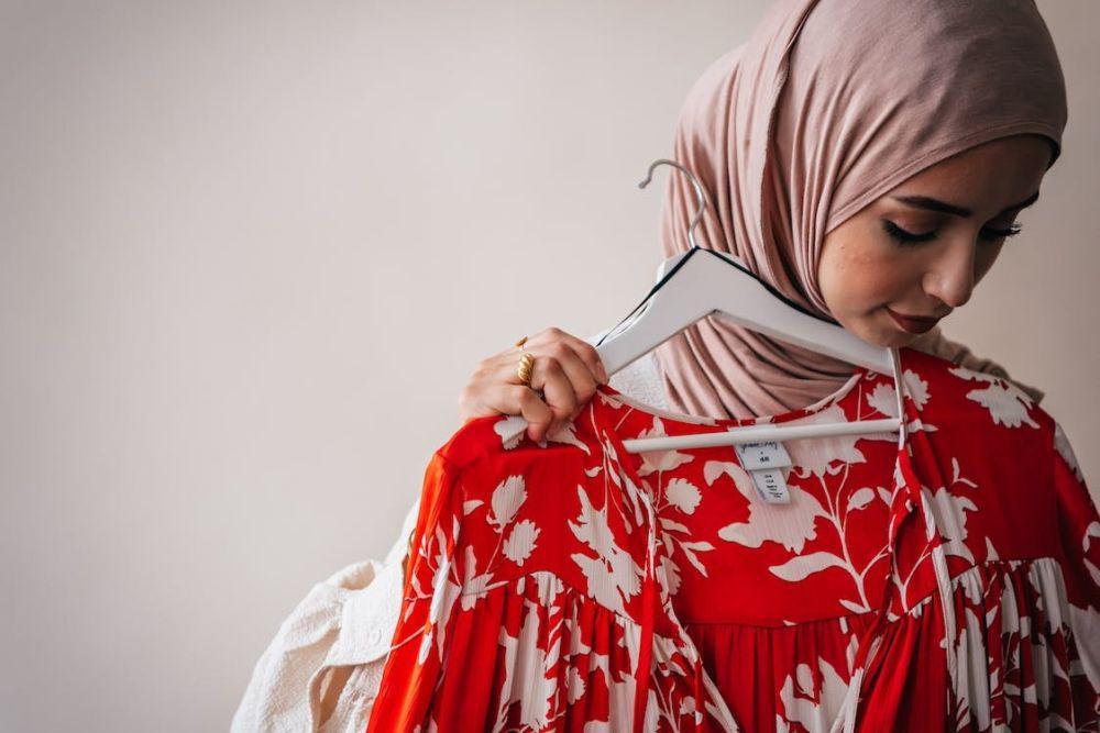 ilustrasi mengenakan baju yang sudah dimiliki (pexels.com/PNW Production)