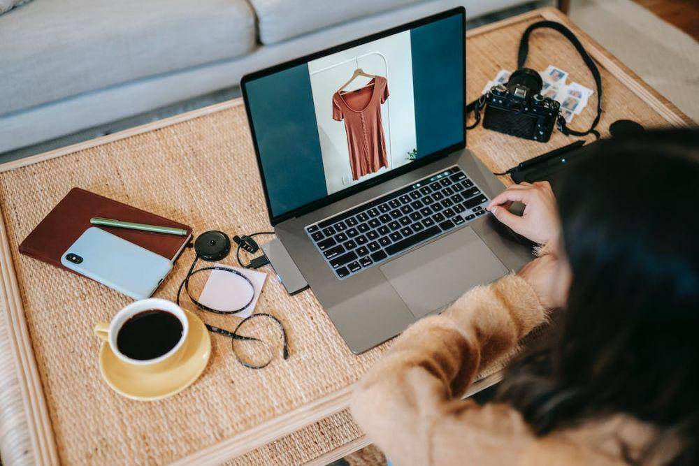 ilustrasi terkena racun belanja di media sosial (pexels.com/Liza Summer)