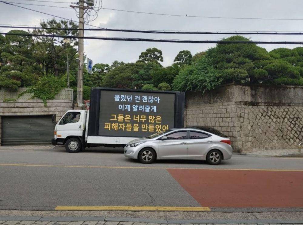 truk yang disewa penggemar Lee Seung Gi (koreaboo.com)