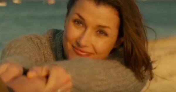 Helen saat berkencan dengan John di pantai ( Dok. Lionsgate / John Wick 2 )