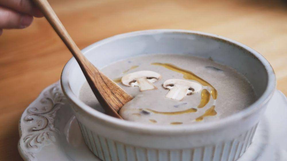 Soupe aux champignons. (YouTube.com/糖餃子Sweet Dumpling)