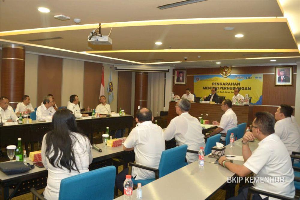Kemenhub RI, Budi Karya Sumadi saat memberikan pengarahan kepada UPT Kemenhub di Jatim, Jumat (7/4/2023). (Dok. Kemenhub RI)