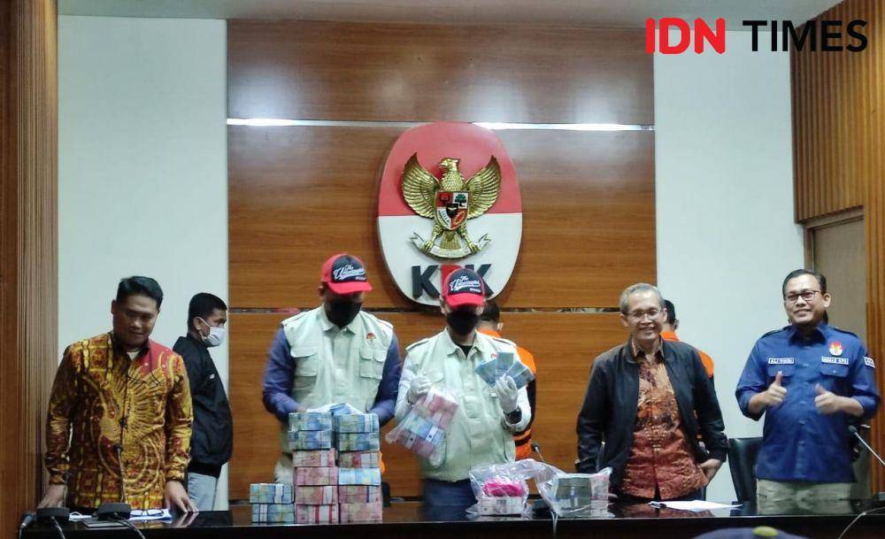 Pemeriksaan Bupati Kepulauan Meranti Muhammad Adil di Komisi Pemberantasan Korupsi (KPK) (IDN Times/Yosafat Diva Bayu)