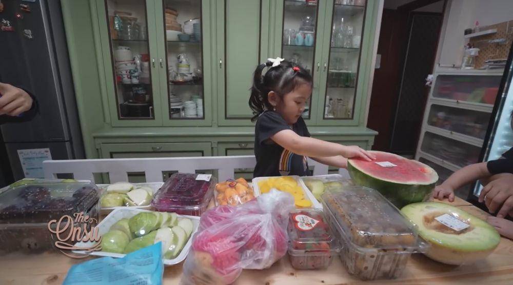 Sarwendah bikin takjil (YouTube.com/The Onsu Family)