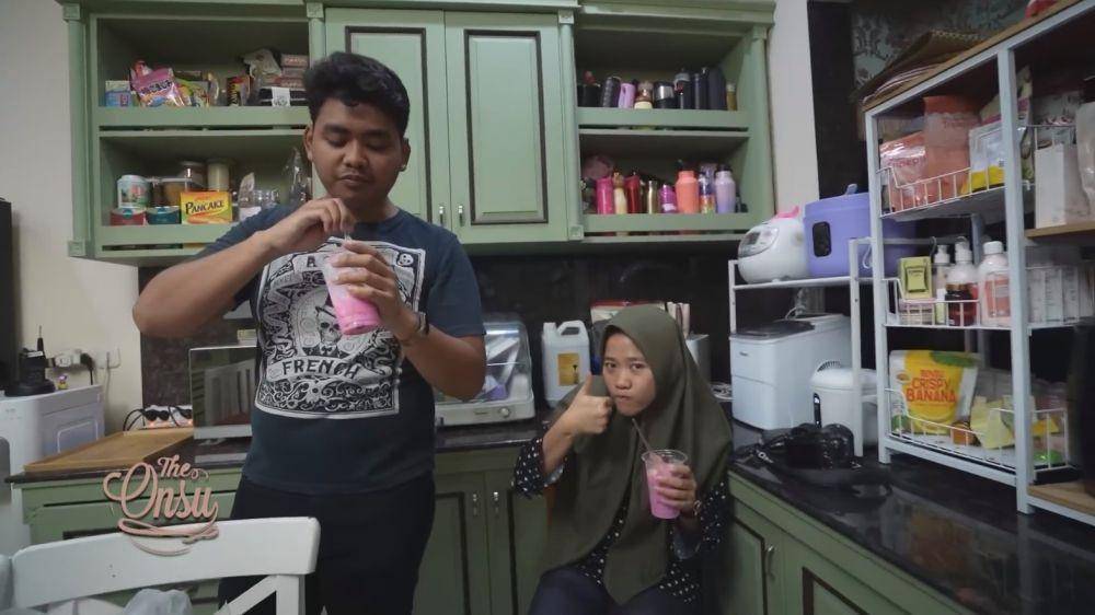 Sarwendah bikin takjil (YouTube.com/The Onsu Family)