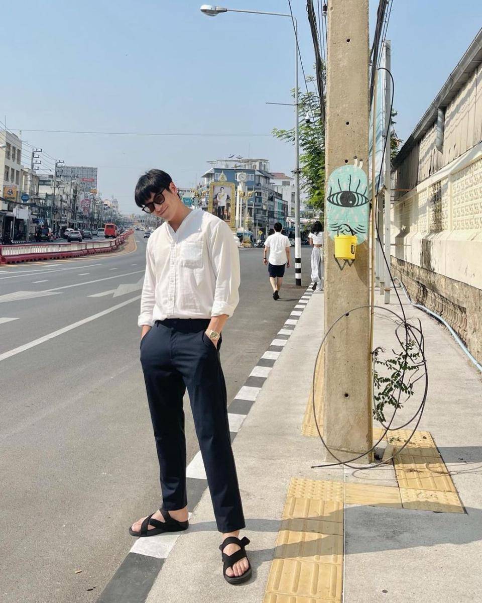 look santai pakai sandal ala Alek Teeradetch (instagram.com/lekteeradetch)