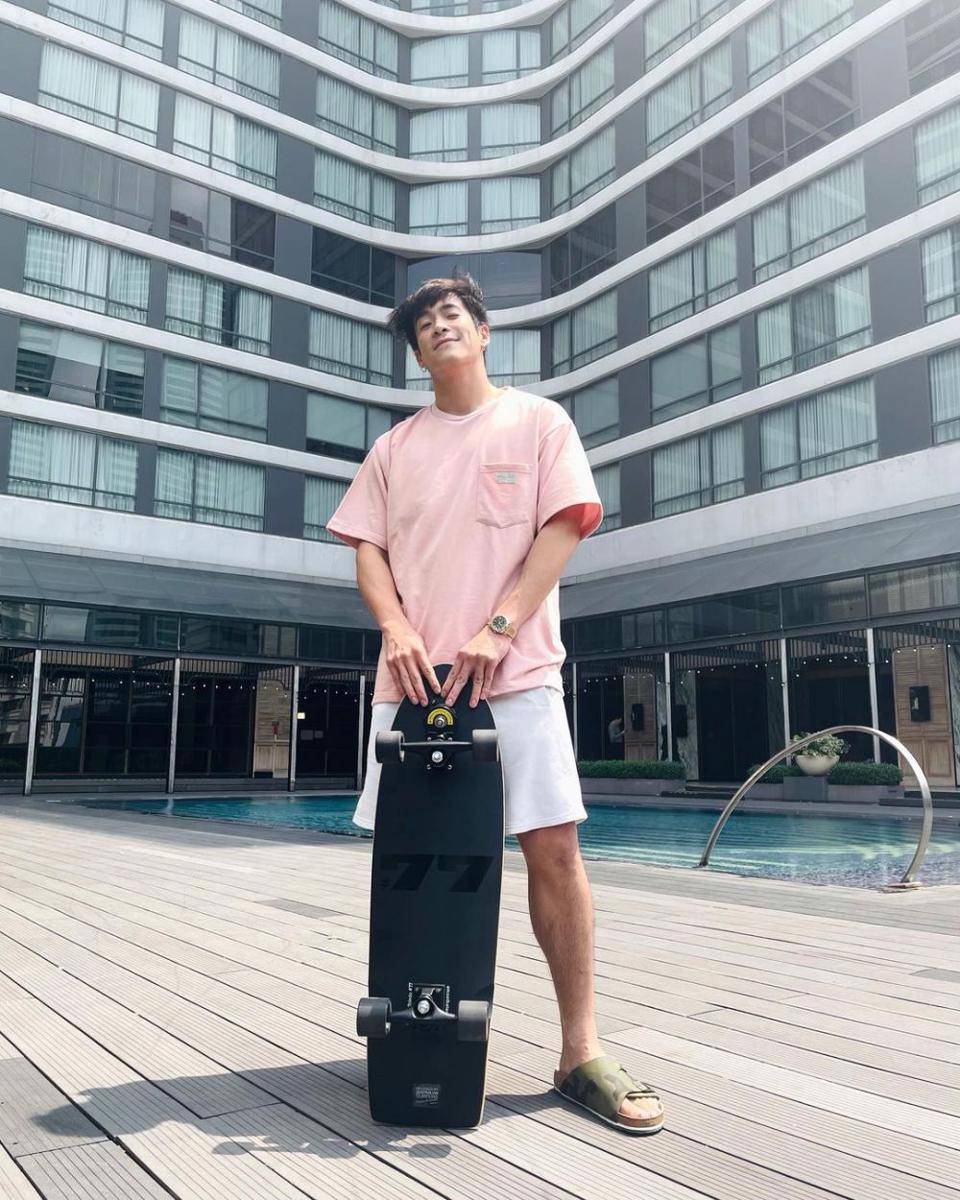 look santai pakai sandal ala Alek Teeradetch (instagram.com/lekteeradetch)