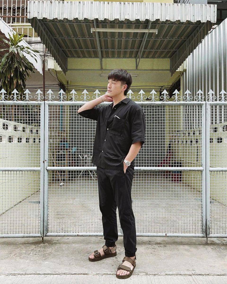 look santai pakai sandal ala Alek Teeradetch (instagram.com/lekteeradetch)