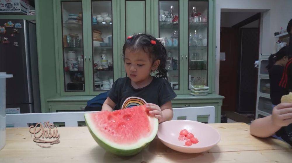 Sarwendah bikin takjil (YouTube.com/The Onsu Family)
