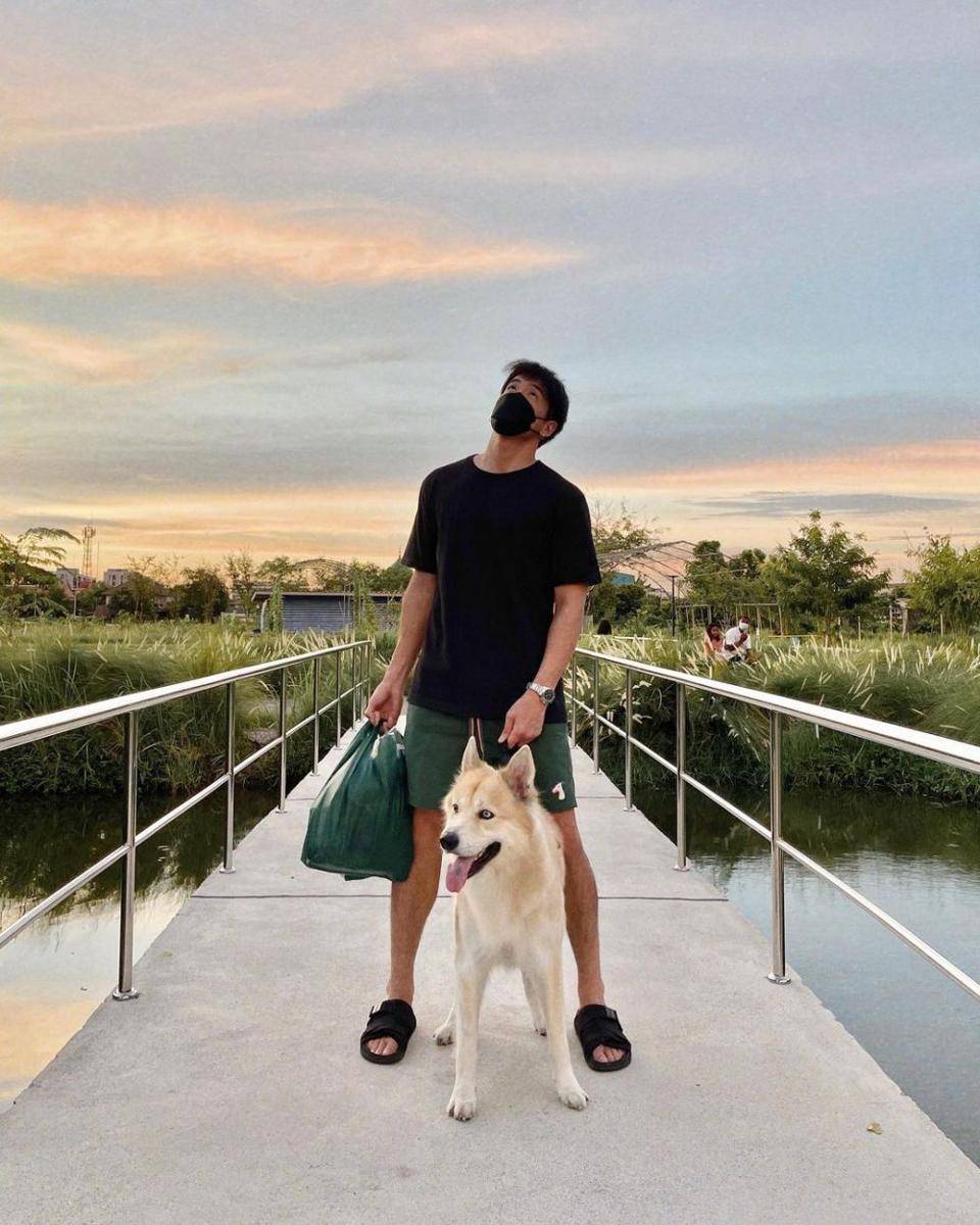look santai pakai sandal ala Alek Teeradetch (instagram.com/lekteeradetch)