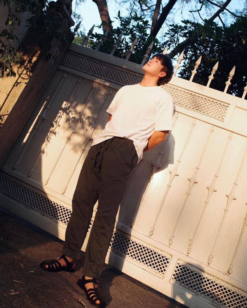 look santai pakai sandal ala Alek Teeradetch (instagram.com/lekteeradetch)