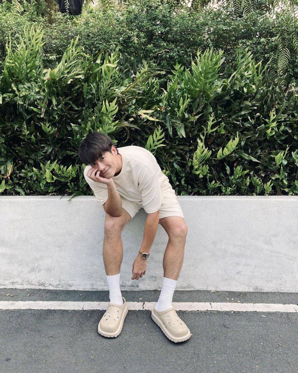 look santai pakai sandal ala Alek Teeradetch (instagram.com/lekteeradetch)