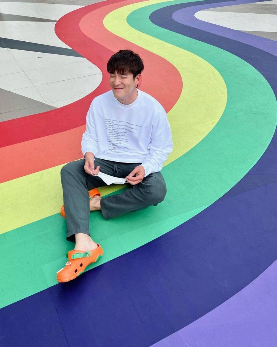 look santai pakai sandal ala Alek Teeradetch (instagram.com/lekteeradetch)