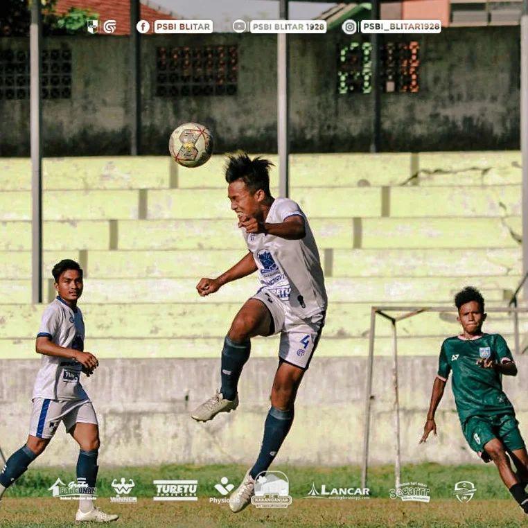 Sepak bola. (Instagram/psbi_blitar1928)