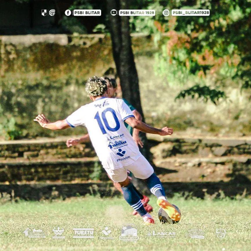 Sepak bola. (Instagram/psbi_blitar1928)