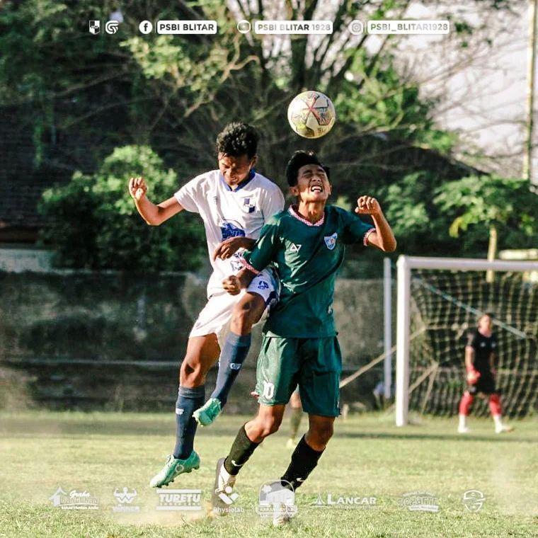 Sepak bola. (Instagram/psbi_blitar1928)