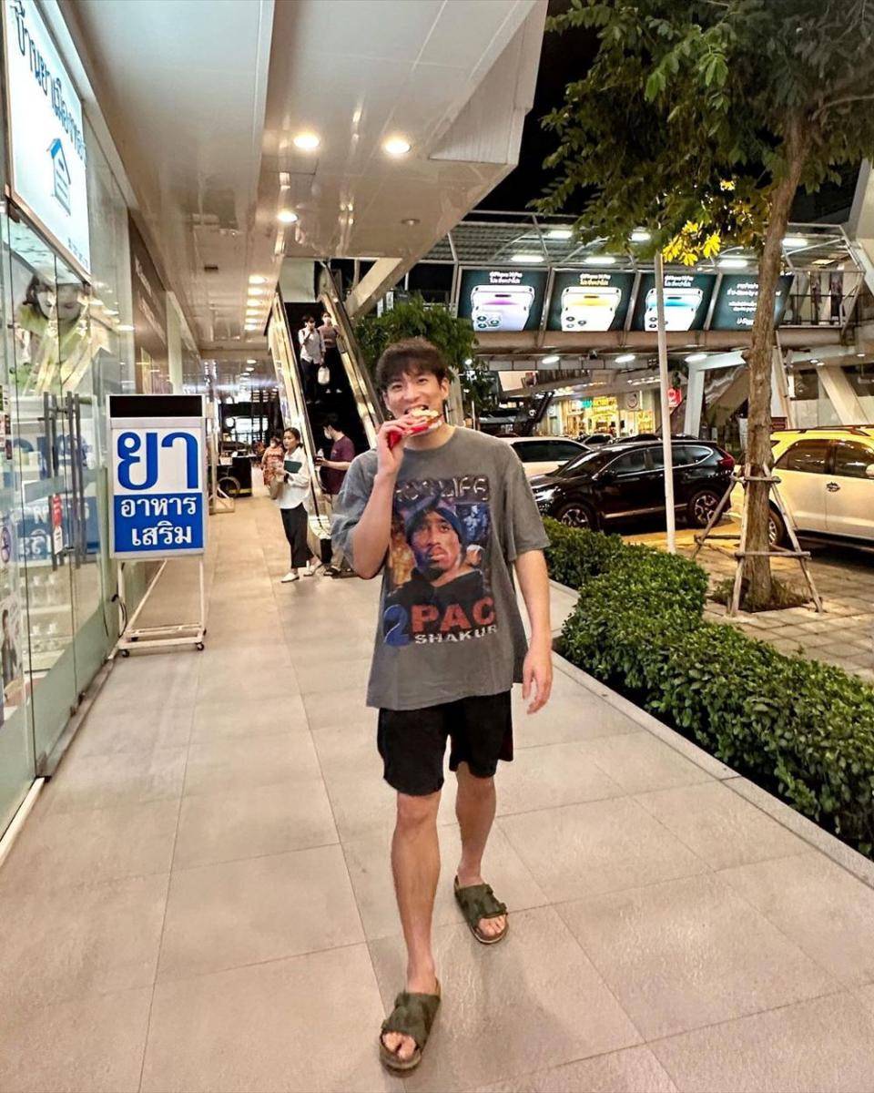 look santai pakai sandal ala Alek Teeradetch (instagram.com/lekteeradetch)
