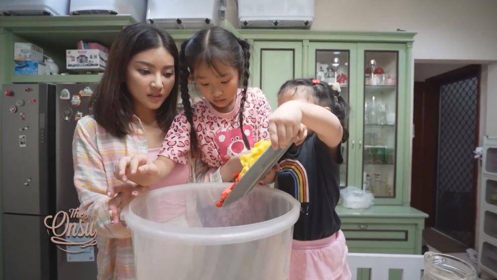 Sarwendah bikin takjil (YouTube.com/The Onsu Family)