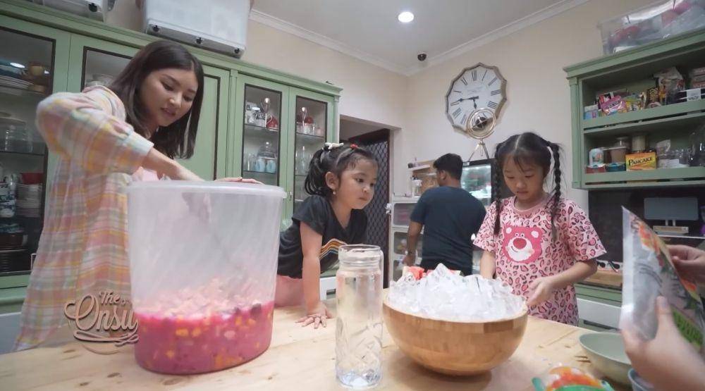 Sarwendah bikin takjil (YouTube.com/The Onsu Family)