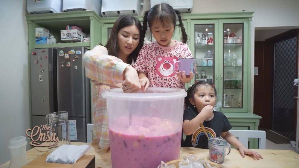 Sarwendah bikin takjil (YouTube.com/The Onsu Family)