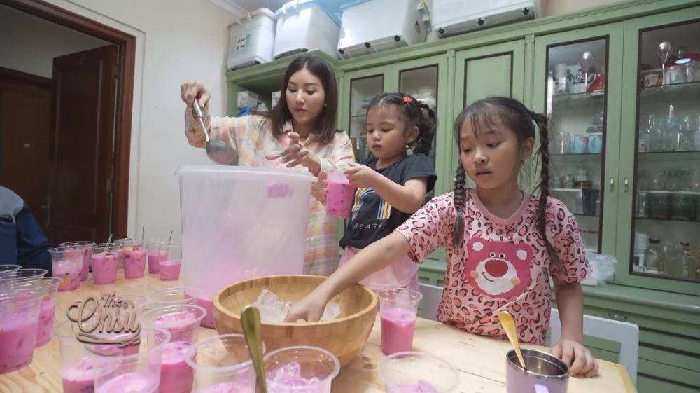 Sarwendah bikin takjil (YouTube.com/The Onsu Family)