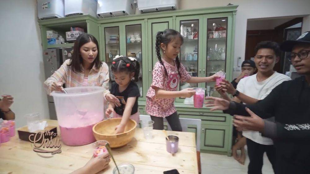 Sarwendah bikin takjil (YouTube.com/The Onsu Family)