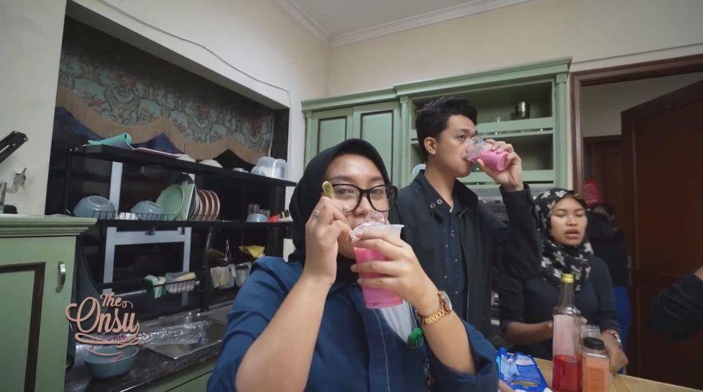 Sarwendah bikin takjil (YouTube.com/The Onsu Family)